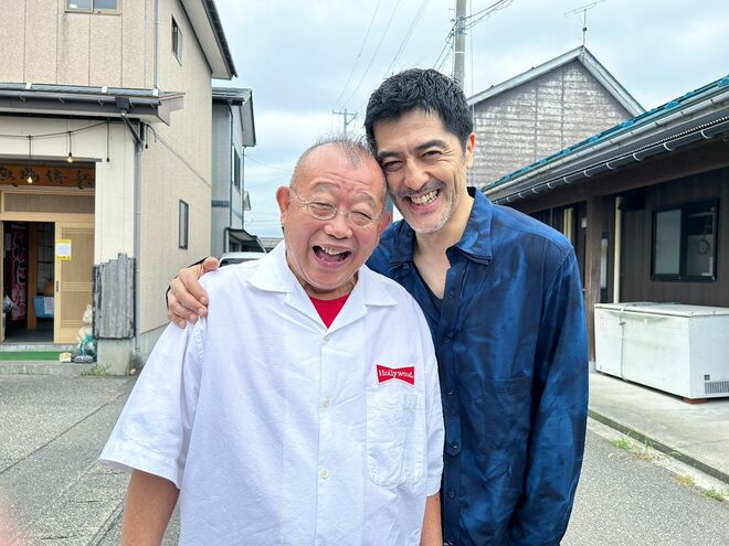 “阿部寛と見分けがつかない”とSNSで話題に 菅田将暉ともコラボ、57歳世界的ミュージシャンの「巻き貝愛」が沸騰の画像