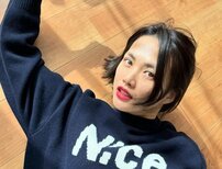臼田あさ美、つや肌デコルテ＆美脚まぶしい『GUCCI』の“大胆ドレス姿”に吉岡里帆も「可愛いー」と絶賛
