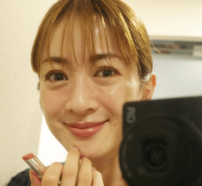 「細い〜」43歳モデル・高垣麗子、引き締まったウエストあらわなデニムコーデに「スタイル素晴らしい」「お腹が綺麗！」の声！