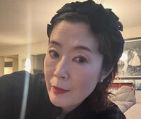 寺島しのぶ・53歳、激しめパーマ＆丸メガネの印象激変姿に「可愛すぎる」　13歳息子から借りた服に顔うずめる“母の顔”も