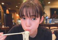 佐藤栞里、素肌のぞく“ざっくり網目ニット＆極ミニスカ”の全身ピンクコーデがまるで桜の妖精！『ar』オフショにキュン!!