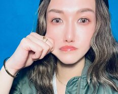 「めっちゃ美人になりましたね」フェフ姉さん、“キリッと眉毛”の久々近影にファン歓喜「スタイルやばい」