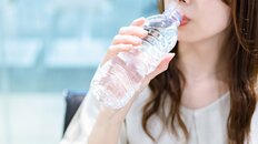 ペットボトルの“飲み残し”は本当に危険なのか　真夏の細菌繁殖と対処法を専門家が解説