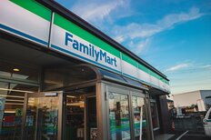 「ストロング系飲料」が終焉の中…沖縄県内のみのファミマで並ぶ“アルコール12度超飲料”が人気のワケ