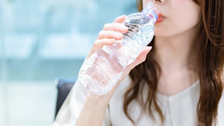 ペットボトルの“飲み残し”は本当に危険なのか　真夏の細菌繁殖と対処法を専門家が解説 