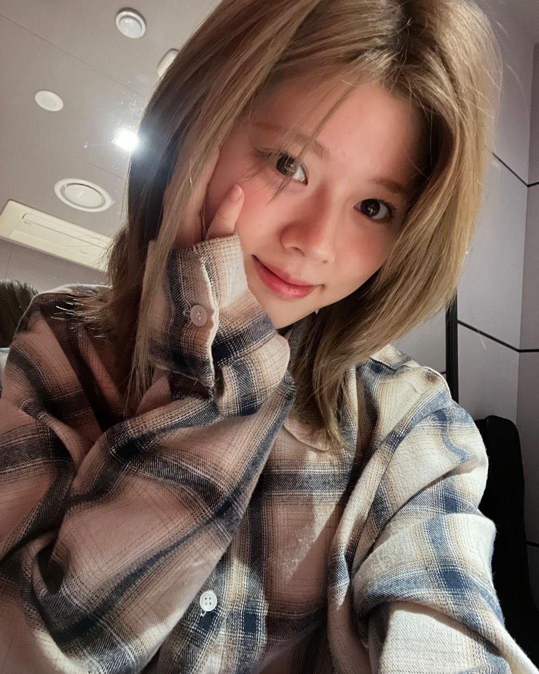 同じ人間だとは思えない」NiziUリク、暗髪＆舌ペロショットの破壊力が