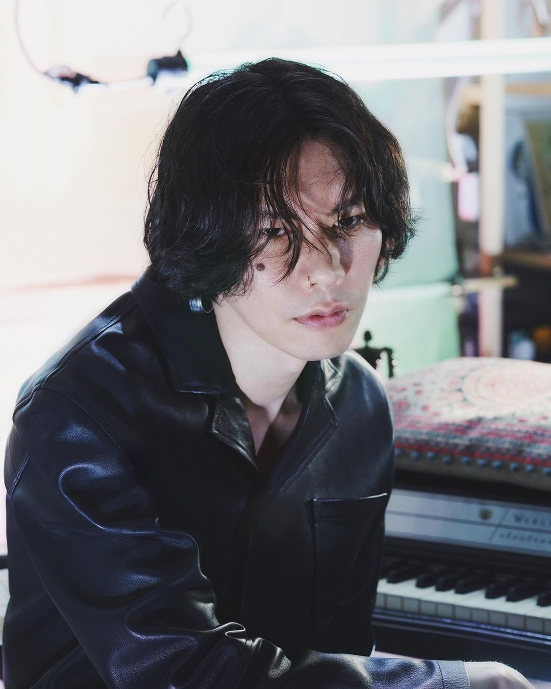 なにその表情」米津玄師、“綺麗な指”が目を引くスーツ姿のモデル