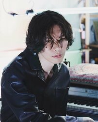 「なにその表情」米津玄師、“綺麗な指”が目を引くスーツ姿のモデルショットが沸騰「流石にビジュ爆発しすぎ」