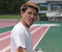 「体幹の強さと所作がとても綺麗」サッカー日本代表・堂安律、“結婚指輪光る”プール満喫ショット公開