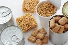 「10年クッキー」「10年保存水」はなぜ長もちするのか　メーカーに聞いた「通常商品との決定的な違い」<br />