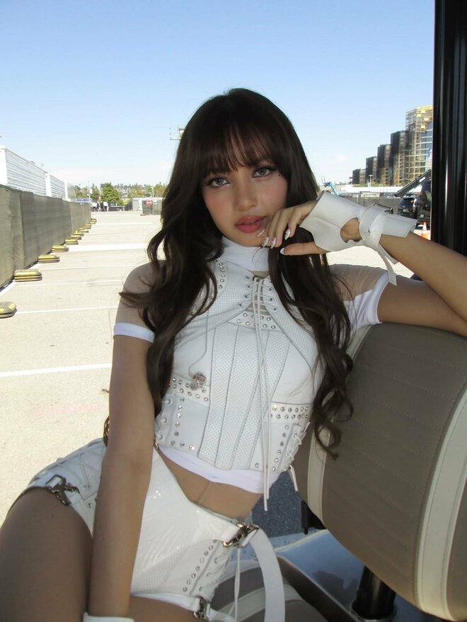 BLACKPINK・リサ、大胆な黒レースコルセットドレス姿に世界中が沸騰「なんてこった」「言葉にならない」の画像