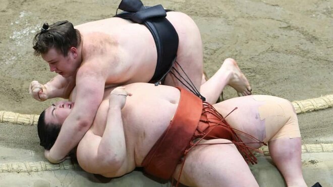 優勝決定戦で安青錦（上）に敗れた熱海富士　※画像／産経ビジュアル