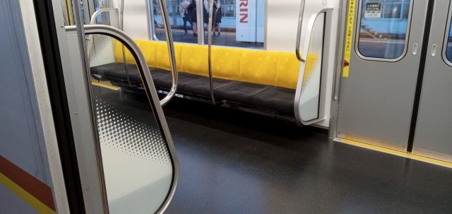 ドア横“死守”の迷惑行為よりイラっとするのは、10～30代男女が「満員電車で“ちょっとムカつく”こと」【トップ3】の画像