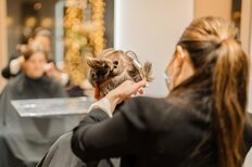 “カラーは絶対美容院”美容や健康にかけるお金より削れないのは、20～30代女性が「これだけは節約できない費用」【トップ3】