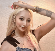 狩野英孝の元カノ･加藤紗里、アンクレットふうタトゥーが映えるキラキラフットネイル＆お菓子箱ハンドネイルショット公開に「オンリーワンのネイルですね」