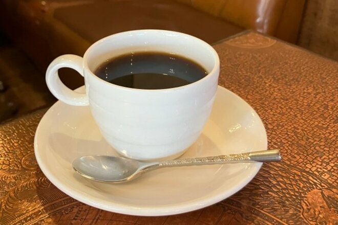 テーブルに置かれたコーヒーカップ（画像はphotoACより）