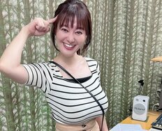 「このアングル最強」“グラマラスすぎる”元NHKアナ、両脇全開の“鉄棒ぶらさがり姿”が沸騰「無邪気」