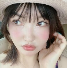 平子理沙53歳、人中激短の“超ふっくらリップ”に釘付け 84歳実母との「年齢不詳」親子ショットに反響