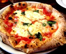 物価高で変化「令和の“ごちそう”」ランキング、ピザを抑えた「めったに食べられない」メニューは【第5位以下】