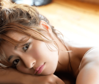 「現地の人みたい」日本一黒いグラドル・橋本梨菜、ぴたぴたスパッツの“ヘルシー肌見せLAファッション”が可愛い！