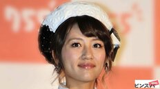 元AKB48高橋みなみ、バッサリカットで“印象激変”のウラで…写り込んだ“デカすぎる”スマホケースにツッコミの嵐