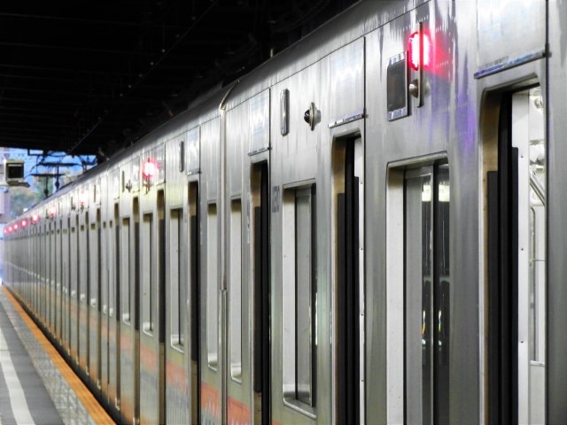 危ない＆遅延にもなる“駆け込み乗車”も、10～30代男女が「満員電車で“ちょっとムカつく”こと」【第4位以下】の画像