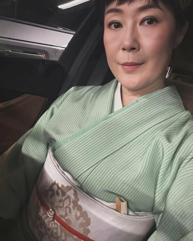 「お顔が綺麗でそっくり」「鼻筋がキレイ」寺島しのぶ、12歳イケメン息子と添い寝ショットに反響の画像