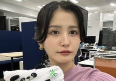 “虫歯だらけ”のテレ東美人アナ、すっぴんメガネの「回転寿司でラーメンを待つ女」投稿にツッコミ殺到！