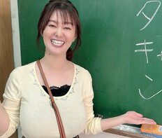 「良いアングル」42歳“グラマラスすぎる”元NHKアナウンサー、ド迫力のパフェ堪能姿が話題に