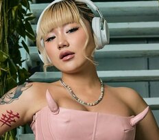 「我慢の限界」「こんなモラハラクズと…」ライブでキス披露の人気ラッパーカップルに破局説　ブチギレ意味深投稿が物議