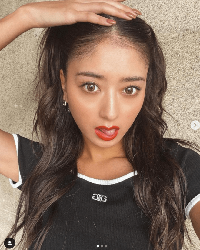 「腹筋割れててかっこいい」みちょぱ、スリットスカートの夏先取りコーデでバキバキ腹筋あらわ！「努力が半端ないだろうスタイル」の画像