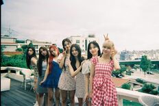 「ミッドサマーじゃん…」TWICE、NiziU妹分韓流アイドルグループNMIXXがメンバー全員『全身タトゥー披露』が絶賛されたワケとは？