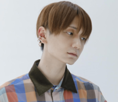 「手足の長さよ」イエモン吉井和哉の息子・吉井添、指まで美しい異次元スタイルに「ため息出るほど良い」