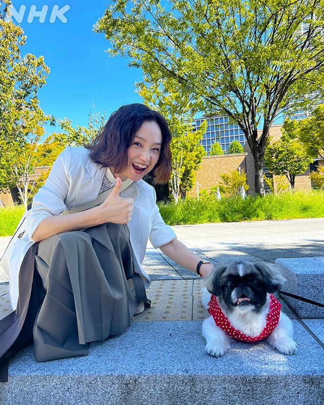 「年齢バグってる」“奇跡の54歳”永作博美、スラリ美脚に釘付け 大人のミニスカート姿を披露の画像