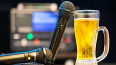 「今はM!LKを歌っておけばハズさない」ガールズバー店員の本音“50代以上男性のカラオケ作法”