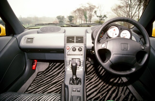 ビートの車内、3連タイプのメーター