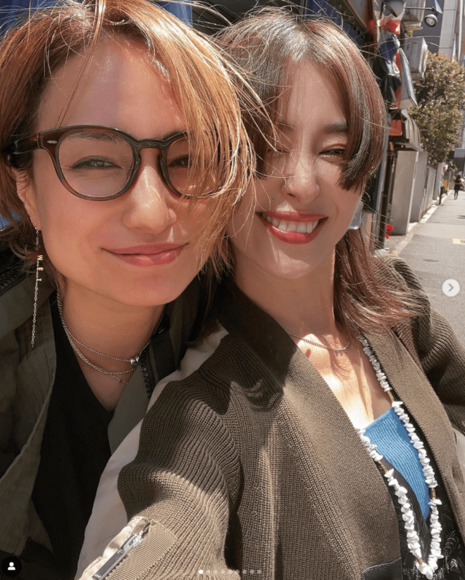 「朝一からビール」佐田真由美＆山本優希、韓国料理屋で“朝飲みママ会”！ほろ酔いショットに「最強な2人」の声の画像