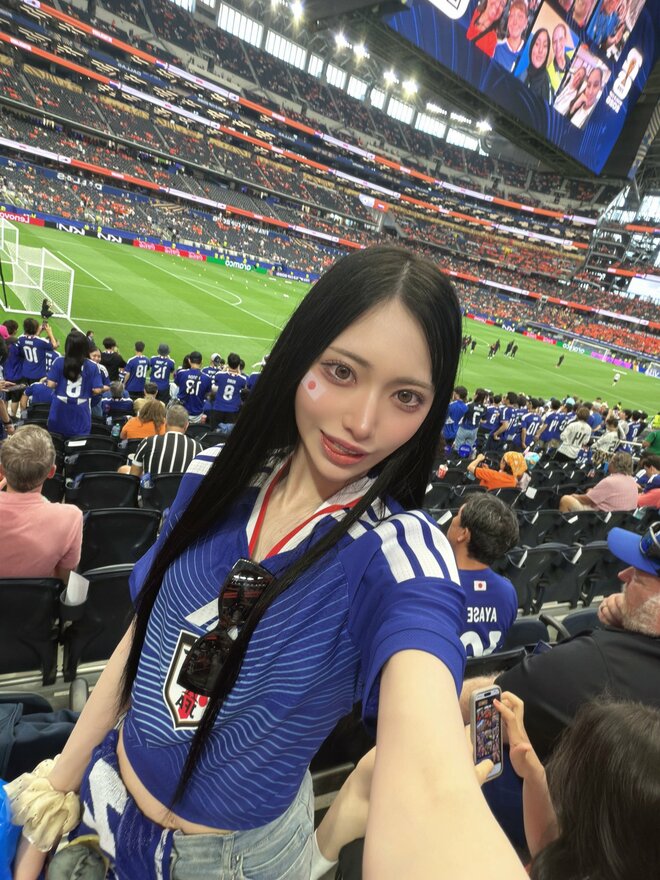 「パパ活」を疑う声も…美女インフルエンサーの“W杯ひとり観戦”投稿が炎上　YouTubeで語った4年前の決意の画像