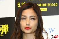 「スタイル良すぎ！」黒木メイサ、デコルテ＆へそチラ近影に“14歳差の熱愛報道相手”も即いいね！反応