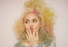 「口元そっくり」「カップルみたい」Chara、息子との笑顔弾ける2ショットが「親子に見えない」と話題に