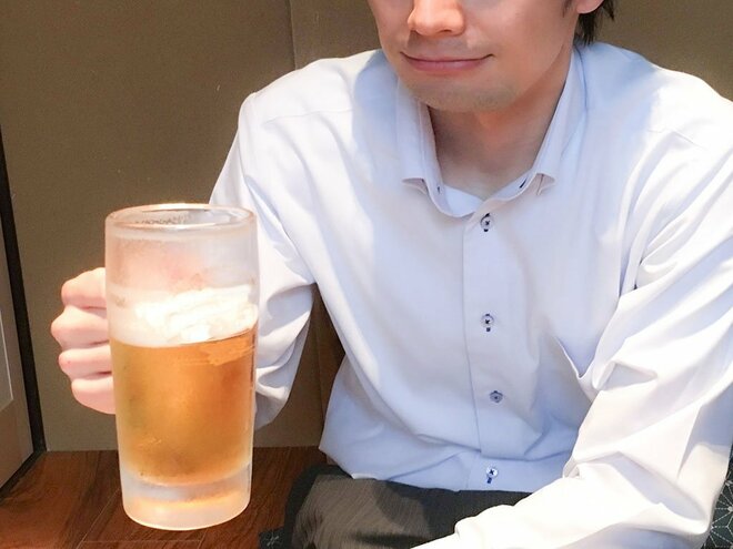 ビールを片手に持つYシャツ姿のサラリーマン（画像はphotoACより）