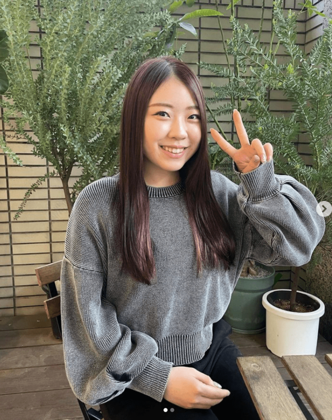 「梨花ちゃんより大きい」右足首の疲労骨折から復帰のフィギュア紀平梨花、ロケ先で出会った“お利口さん”との密着ショット公開！「いつ見ても笑顔が可愛い」の画像