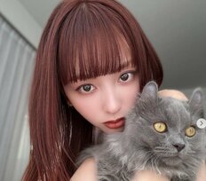 「女神すぎて浮いてます」鈴木えみ“デコルテ＆美脚全開”神々しいプールショットに驚きの声