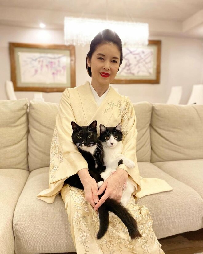 「いつまでもお若いですね～」62歳藤あや子“超若見え私服”で孫同伴米ディズニーを満喫「ミニーちゃんに負けない可愛さ」の画像