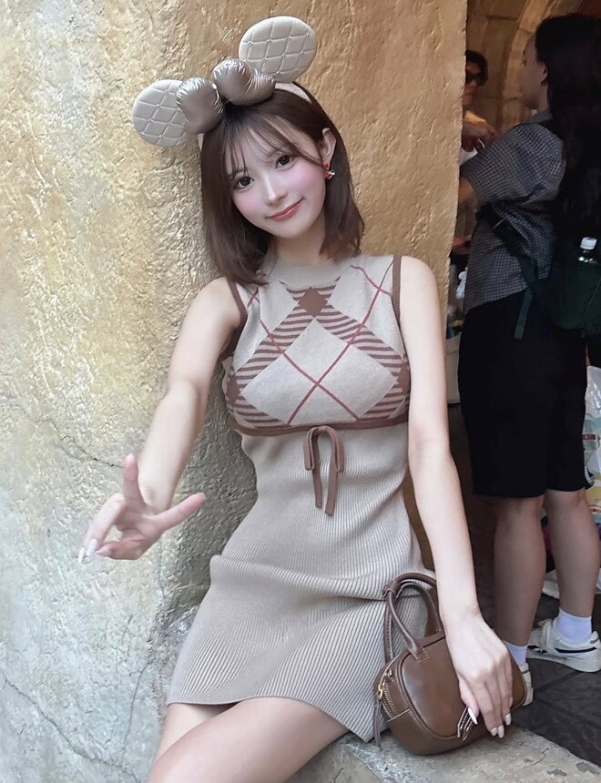 16歳で妊娠の人気ギャルモデル、脇見せニット姿で小2長女と“顔出し”ダンス動画公開し反響「姉妹みたい」の画像