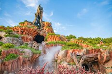 “びしょ濡れMAX”スプラッシュ・マウンテンが話題のディズニーランド超えは、10～30代女子が「夏休みにこそ行ってみたいテーマパーク」【トップ3】