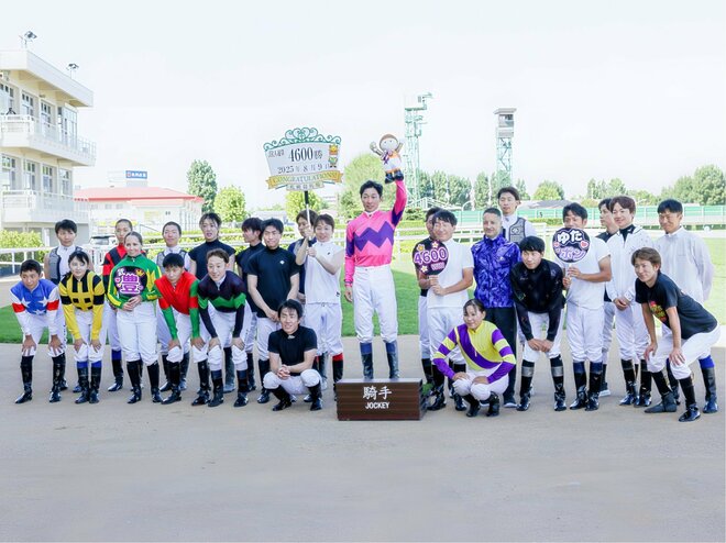 JRA通算4600勝を達成し騎手仲間に祝福される武豊騎手