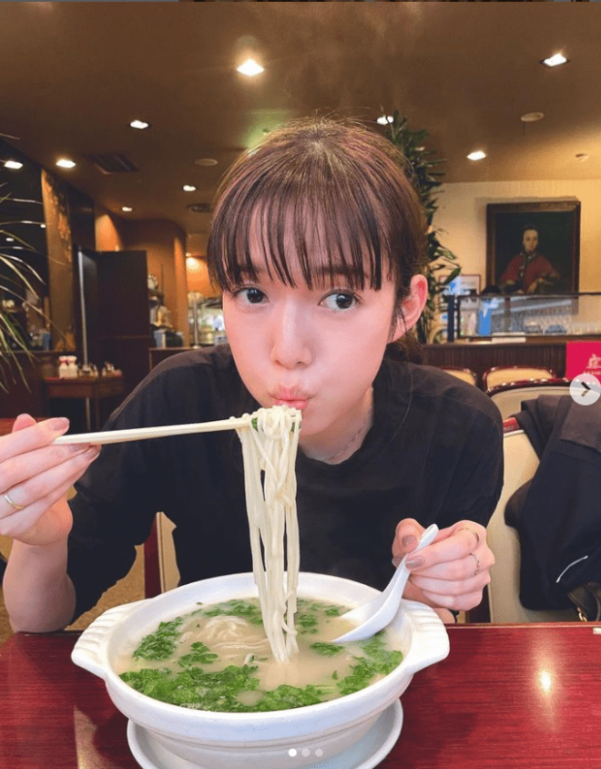 佐藤栞里、素肌のぞく“ざっくり網目ニット＆極ミニスカ”の全身ピンクコーデがまるで桜の妖精！『ar』オフショにキュン!!の画像