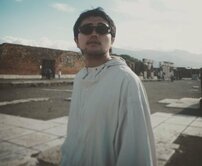 「濃厚ですね」KingGnu井口理“ベロチュー”ショットの衝撃！「だいぶ激しい」