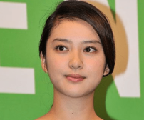 「美人すぎて誰？ってなった」武井咲“大胆胸あきニット”で大人かわいい秋の装い披露に「本物の美人」の声！